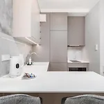 Apartment Aleja Solidarnosci 60b *
