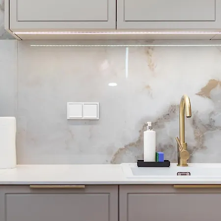 Aleja Solidarnosci 60b وارسو