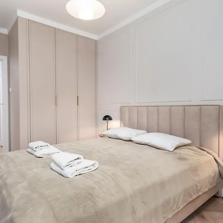 Aleja Solidarnosci 60b * Varsovie