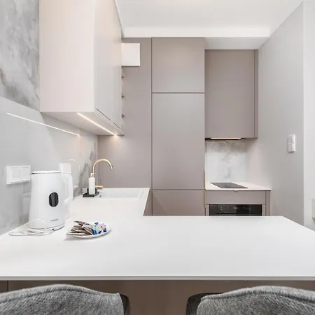 Apartment Aleja Solidarnosci 60b *