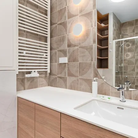 Aleja Solidarnosci 60b *